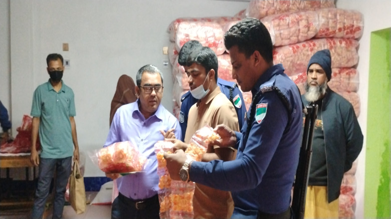 চুয়াডাঙ্গায় অন্য প্রতিষ্ঠানের পণ্য নিজ নামে প্যাকে...