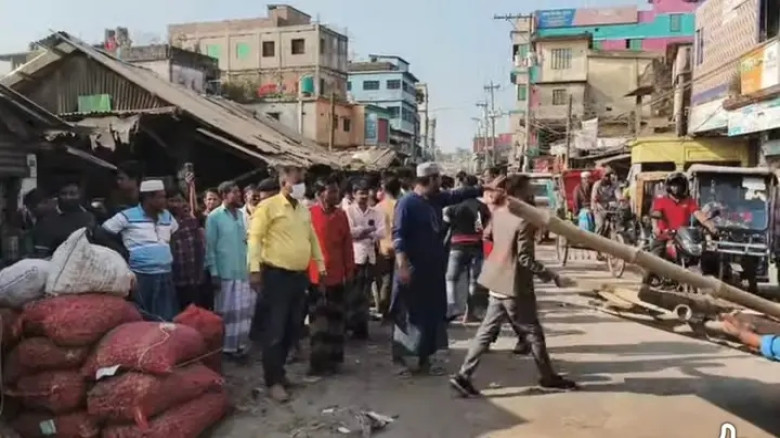 চুনারুঘাটে পৌরশহরে ফুটপাত দখল করে রাখা অস্থায়ী দোক...