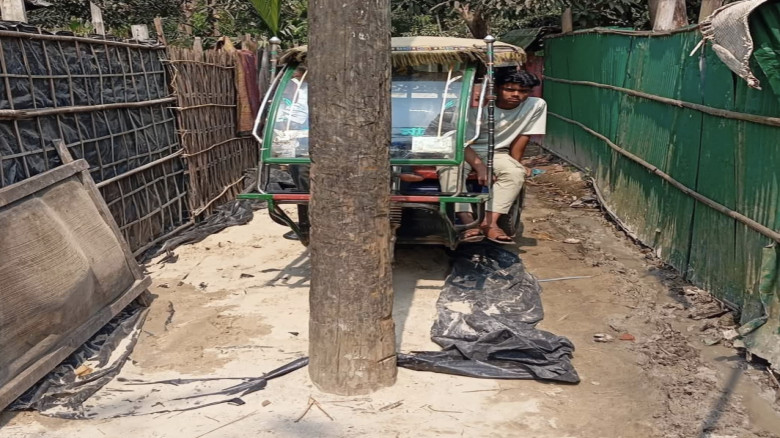 মহেশখালীতে সড়কের মাঝখানে বিদ্যুতের খুঁটি: চরম দুর্...