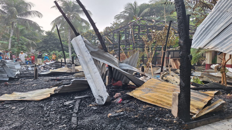 কোটালীপাড়ায় অগ্নিকাণ্ডে মহিলা মাদ্রাসা পুড়ে ছাঁই...
