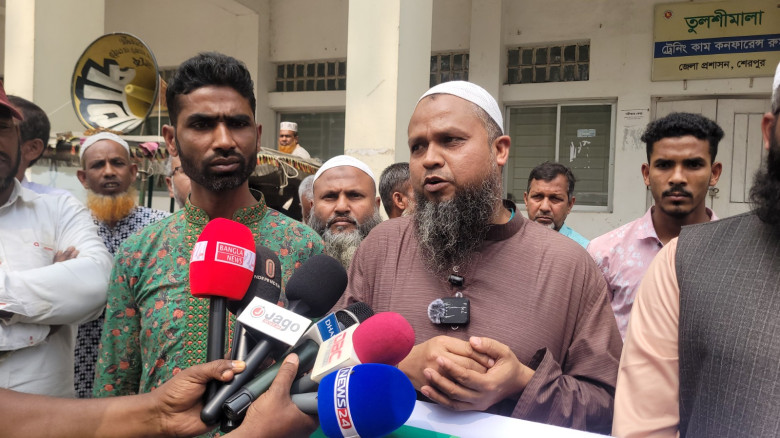 শেরপুরে খুচরা সার বিক্রেতাদের মানববন্ধন...