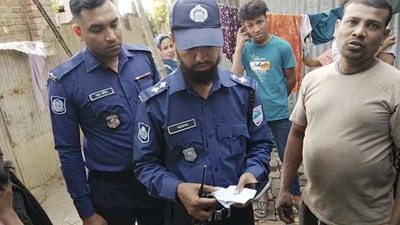 দর্শনা আজিমপুর মাঠপাড়ায় দিনে দুপুরে দরজা ভেঙে স্বর...