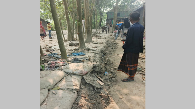 ভোরের আঁধারে কারারক্ষীর বাড়িতে তাণ্ডব: পিলার ভেঙে ...