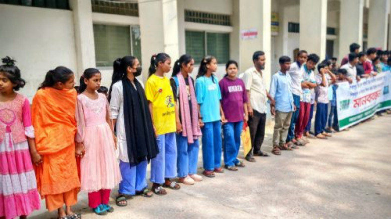 সাঁতারের জন্য পুকুরের ইজারা বাতিলের দাবিতে শেরপুরে...