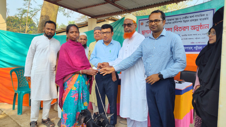 পত্নীতলায় ক্ষুদ্র নৃ-গোষ্ঠীদের মাঝে বিনামূল্যে ছাগ...