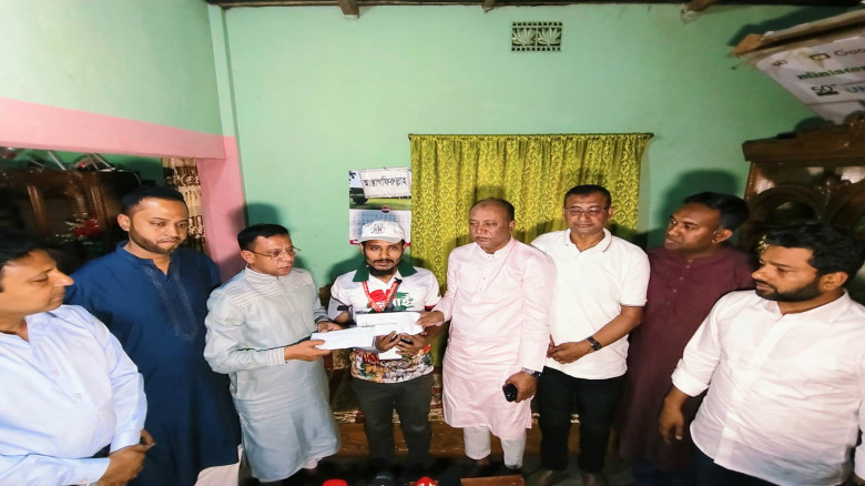গাজীপুরে পুলিশের গুলিতে আহত হোসেনের পাশে দাঁড়ালেন ...