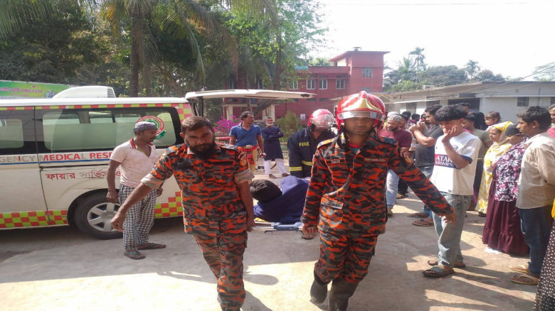 বরিশালের গৌরনদীতে বাস-মাইক্রোবাস সংঘর্ষে দুইজনের ম...