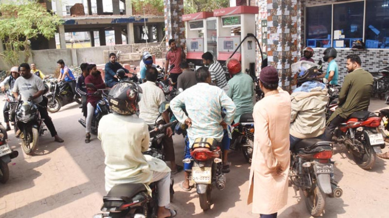 রাজশাহীতে তেলের জন্য হাহাকার, ফিলিং স্টেশনে বাইকার...