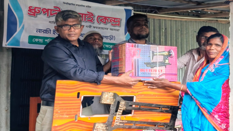সারিয়াকান্দির গ্রামীণ নারীদের স্বাবলম্বী করছেন ‘কর...