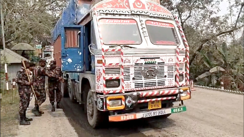 সোনামসজিদ স্থলবন্দরে তেল পাচাররোধে পণ্যবাহী ভারতীয়...