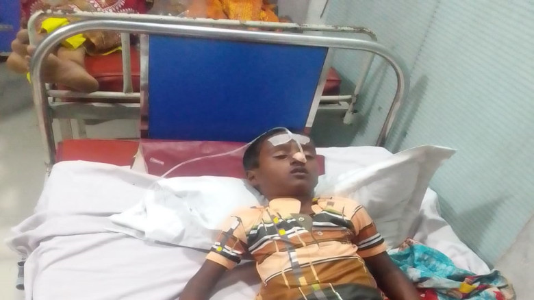 নল‌ছি‌টি‌তে হাতু‌ড়ে ডাক্তার দি‌য়ে সুন্ন‌তে খৎনা কর...