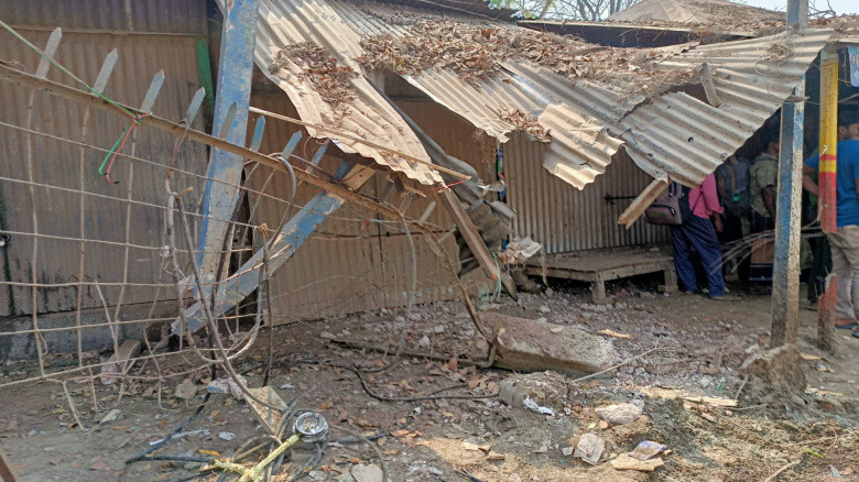আরিচা ৩ নং ফেরিঘাট এলাকায় কম্প্রেসার মেশিন ব্রাস্...