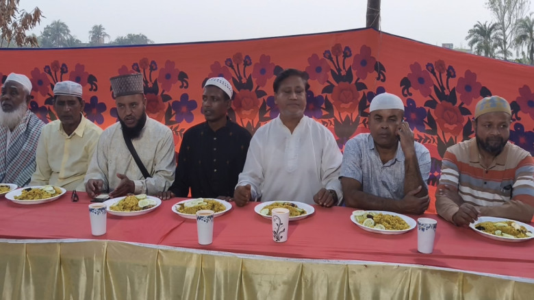 লালপুরে সমাজসেবক মামুনের উদ্যোগে ইফতারি মাহফিল...