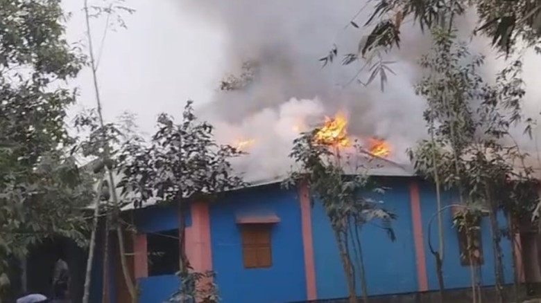 আগুনে বসতবাড়ির ১২কক্ষ পুড়ে ছাই...
