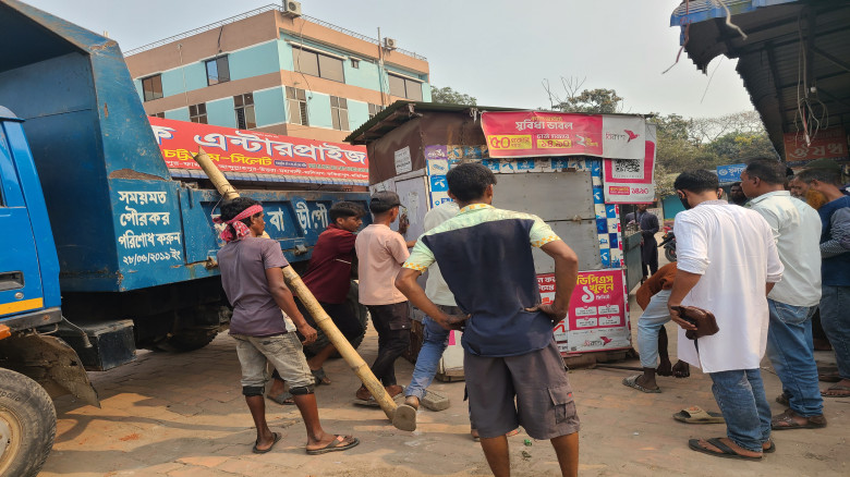 ফুলবাড়ীতে ফুটপাত দখলমুক্ত করতে প্রশাসনের উচ্ছেদ অভ...