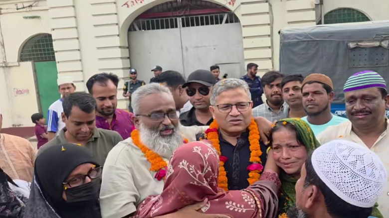 আ. লীগ নেতাকে জেলগেটে বরণ করলেন বিএনপির এমপি...