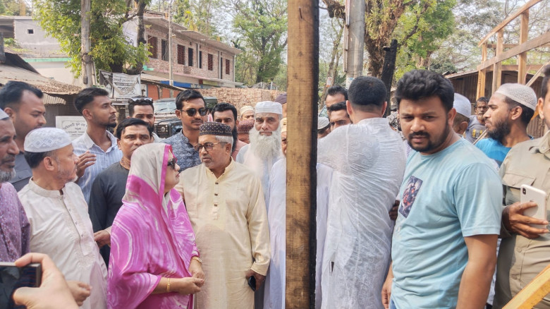 নল‌ছি‌টি‌তে আগুনে পুড়ে যাওয়া ব্যবসায়ীদের পাশে এমপি...