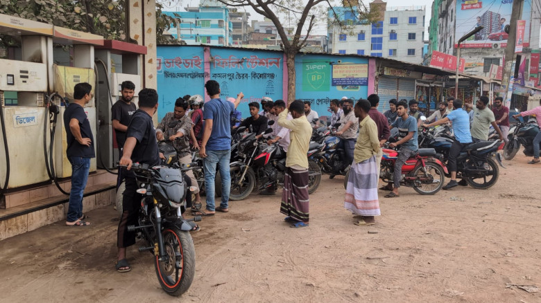 ভৈরবের ফিলিং স্টেশনগুলিতে জ্বালানি সংকটে ভোগান্তিত...