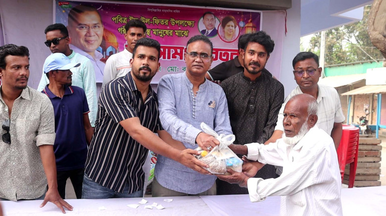 নওগাঁয় গরীব ও দুস্থদের মাঝে পলাশের ঈদ সামগ্রী বিতর...