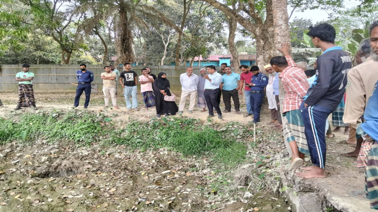 চুনারুঘাটে লন্ডন প্রবাসীর বাড়ির রাস্তা কেটে পুকুর ...