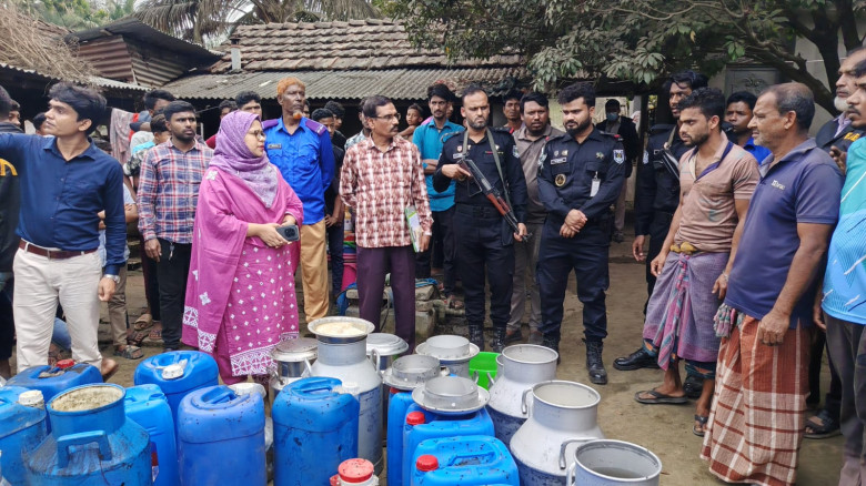 খুলনা  র‍্যাবের অভিযানে ভেজাল দুধ কারখানা ধ্বংস, আ...