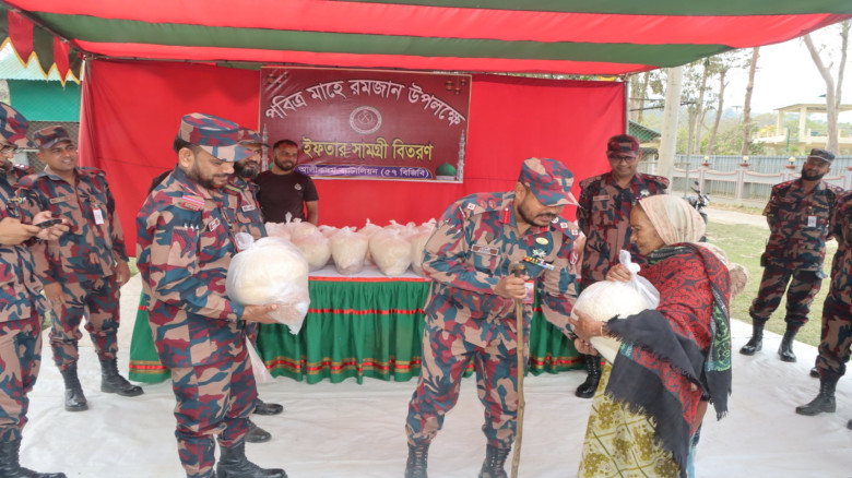 আলীকদমে বিজিবির ইফতার সামগ্রী বিতরণ...