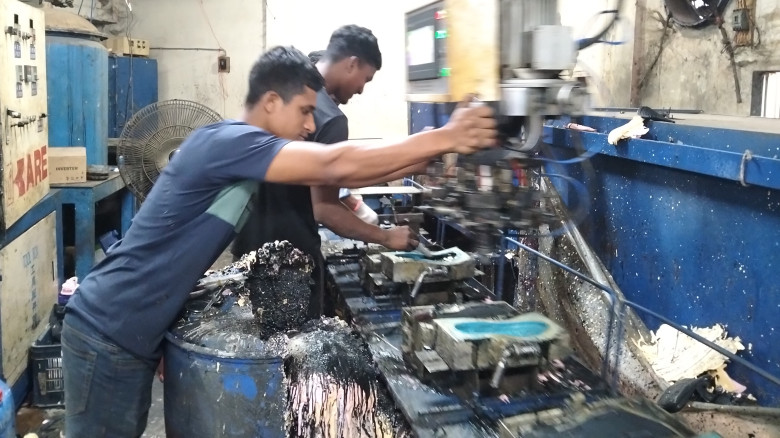 ঈদোৎসবকে সামনে রেখে ব্যস্ত সময় যাচ্ছে...