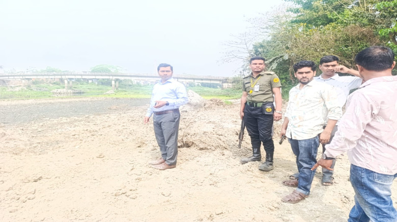 মনোহরদীতে অবৈধ বালু ও মাটি কাটার বিরুদ্ধে মোবাইল ক...