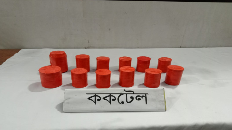 খুলনায় র‍্যাবের অভিযানে ১২ ককটেলসহ নাশকতাকারী গ্রে...