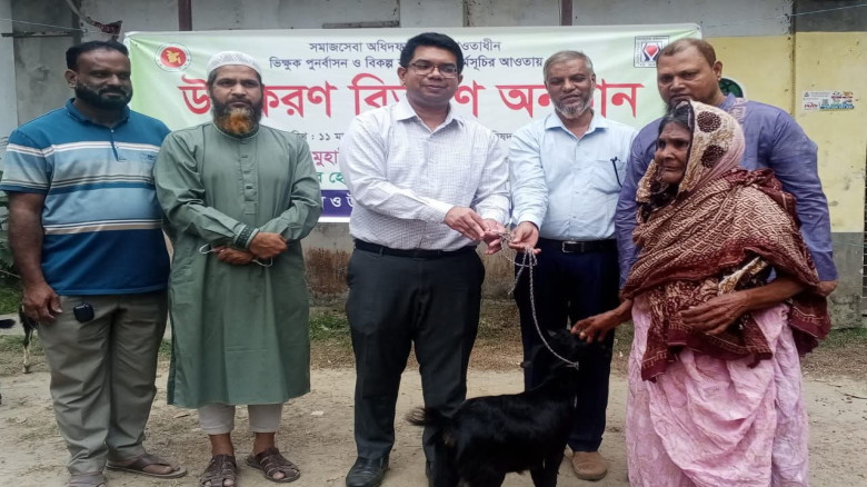 মনোহরদীতে ভিক্ষুক পুনর্বাসনে উপকারভোগীদের মাঝে ছাগ...