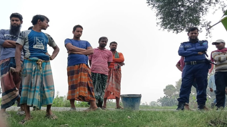 গাংনীতে দুটি বোমা সদৃশ্য বস্তু উদ্ধার...