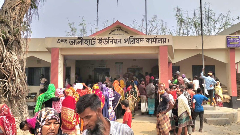 প্রধানমন্ত্রীর ঈদ উপহারের চাল বিতরণে অনিয়ম: ইউপি ...