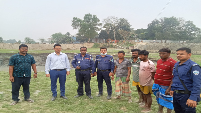 কসবায় ড্রেজার দিয়ে অবৈধভাবে মাটি কাটায় ১ লক্ষ টাক...