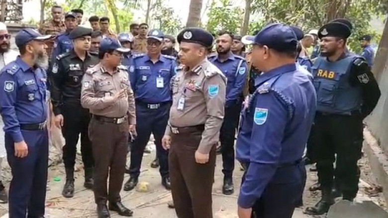 মাদারীপুরে হত্যার জেরে ৪০টি বসতঘরে আগুন, ভাংচুর, ল...