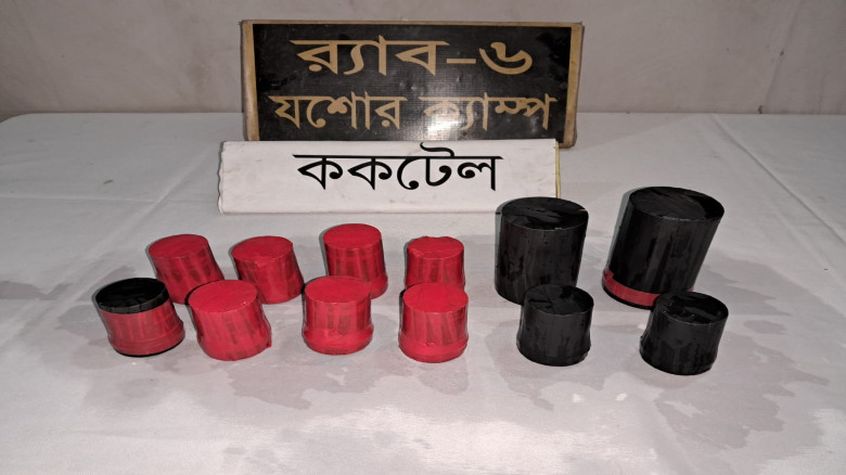 খুলনায় র‍্যাবের অভিযান: ১২টি ককটেল বোমাসহ নাশকতাকা...