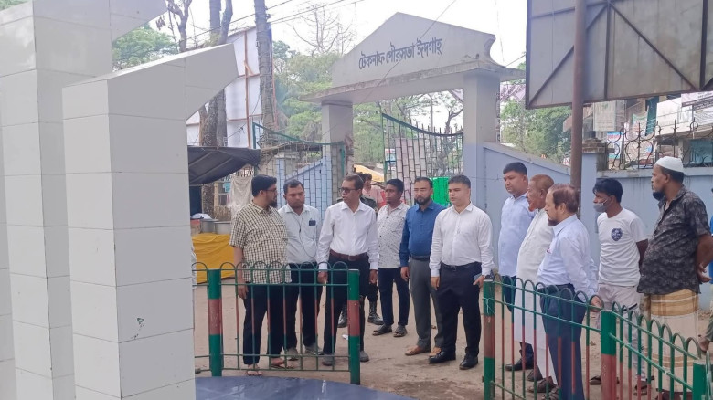 মুক্তিযোদ্ধাদের সমাধিস্থল পরিদর্শনে পৌর প্রশাসক...