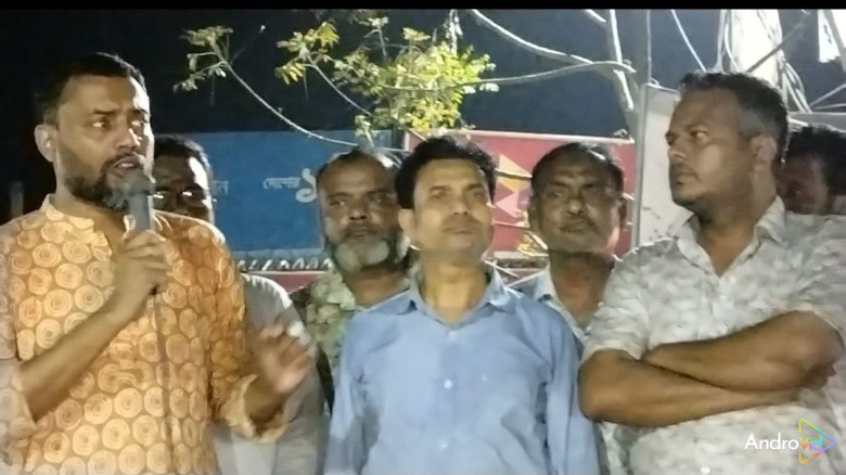 জলঢাকায় ওসি'র অপসারণের দাবিতে সড়ক অবরোধ করে বিক্ষো...