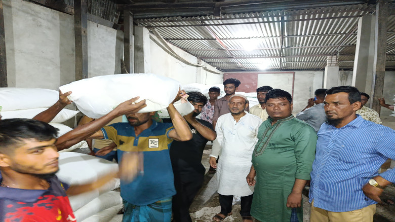 তালতলীতে সার সংকটের মধ্যেও ২'শ কৃষকের মাঝে সার বিত...