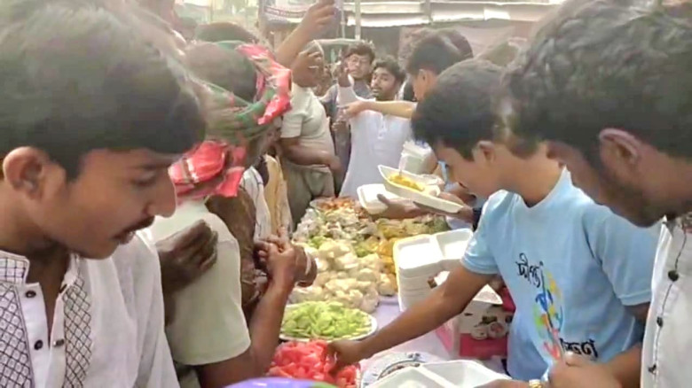 হাকিমপুরে উদ্দীপ্ত তরুণের উদ্যোগে ৫ টাকায় ইফতার...