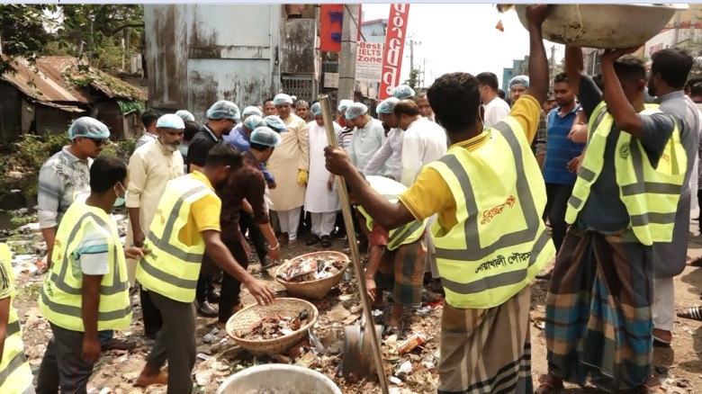 নোয়াখালী পৌর এলাকায় পরিষ্কার পরিচ্ছন্নতা কার্যক্রম...