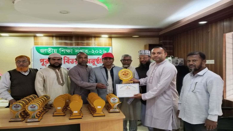 চিলমারীতে শ্রেষ্ঠ শিক্ষকের সম্মাননা পেলেন নুরনবী...