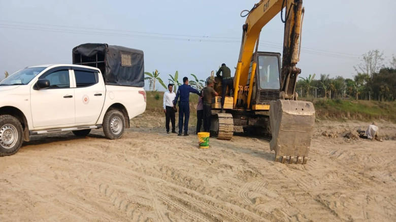 লালপুরে অবৈধভাবে মাটি খনন ও ভরাট বালি উত্তোলন প্রত...