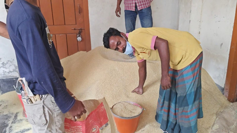 পাংশা পৌরসভায় ভিজিএফের চাল কম দেওয়ার অভিযোগ...