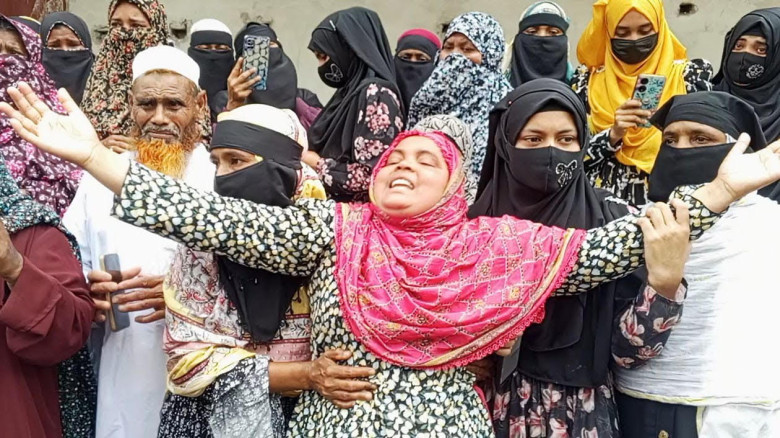 মাদারীপুরে হত্যার বিচারের শাস্তির দাবিতে মানববন্ধন...