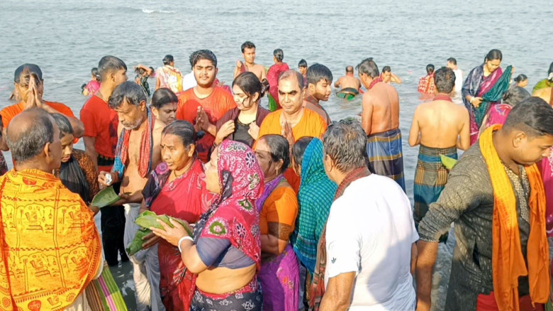 আরিচার যমুনার তীরে ঐতিহ্যবাহী মহাবারুণীর স্নানে পূ...