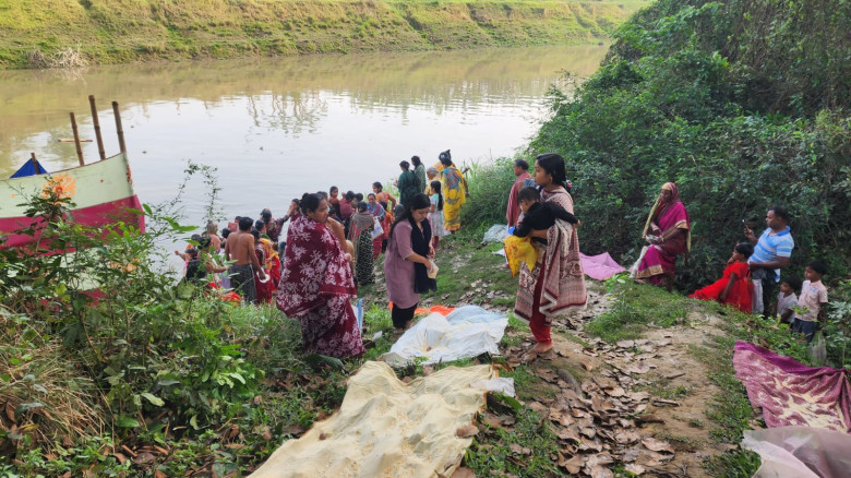 তুলশীগঙ্গা নদীতে বারুণী স্নান: নিরাপদ ঘাট না থাকায়...