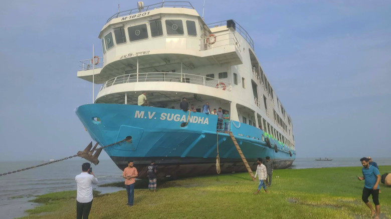 ঝড়ের কবলে সুগন্ধা লঞ্চ, শতাধিক যাত্রী নিয়ে ১৫ ঘণ্ট...