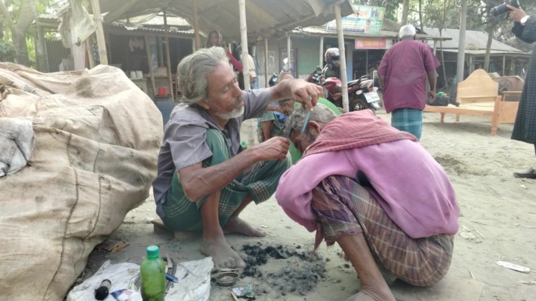 উলিপুরের বিভিন্ন হাটে মিলছে ১০ টাকায় শেভ ও ৩০ টাকা...