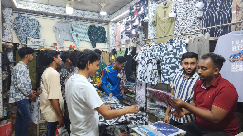 ভেড়ামারায় প্রসাধনী-জুতা ও রেডিমেড পোশাকের দোকান গু...
