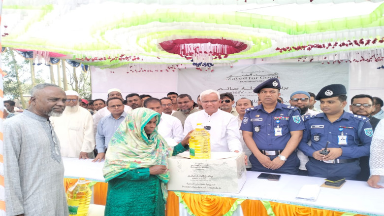 দিনাজপুর নবাবগঞ্জে সমাজ কল্যাণ মন্ত্রীর খাদ্য সামগ...